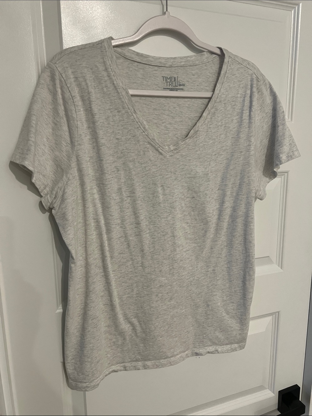 Time and Tru Light Heather Gray V-Neck Short Sleeve Tee